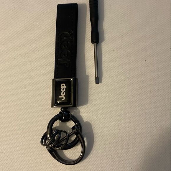 Jeep Key Fob Keychain in Black Leather with Logo NWT - Picture 1 of 4